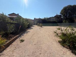a dirt road in a yard with houses at Il Casale in Soiano del Lago
