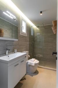 a bathroom with a toilet and a sink and a shower at Annasa Suites 1 in Mángana +57 photos