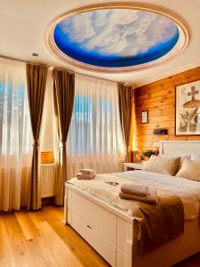 ein Schlafzimmer mit einem großen Bett und blauer Decke in der Unterkunft Hotel Enigma in Žabljak + 46 Fotos