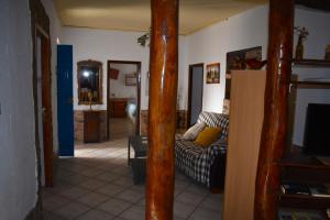 a living room with a couch and a tv at Casa de desierto in Tabernas