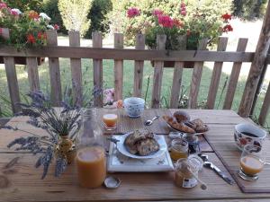a table with a plate of food and orange juice at séjourner en yourte in Gans