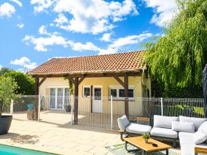a house with a pool and a fence at Petite maisonnette avec accés piscine in Montauban