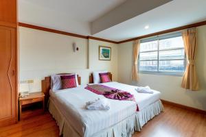 a hotel room with two beds and a window at Chomsin Hua Hin ชมสินธุ์ หัวหิน in Hua Hin +81 photos