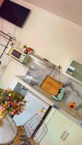 a room with a table with a vase of flowers at Kay Lili in Rivière-Pilote