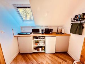 a small kitchen in a tiny house at Au petit Cachou in Port-Bail-sur-Mer