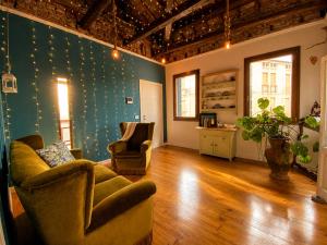 a living room with a couch and two chairs at Villa Venezia Apartment in Dolo