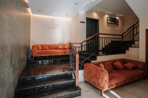ein Wohnzimmer mit Sofa und Treppe in der Unterkunft Monarch Boutique Hotel in Prizren
