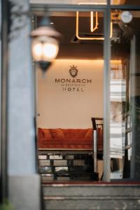 ein Schild für ein Morgan Hotelhaus mit einer Couch in der Unterkunft Monarch Boutique Hotel in Prizren