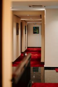 ein Flur mit rotem Teppich und ein langer Korridor in der Unterkunft Monarch Boutique Hotel in Prizren + 49 Fotos