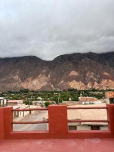 a bench on top of a building with mountains in the background at WasyLopez in Maimará
