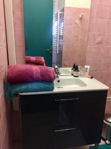 a bathroom with a sink and a mirror at Appartement Canet in Canet-en-Roussillon
