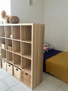 a book shelf in a room with a bed at Appartement Canet in Canet-en-Roussillon