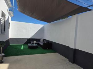 a living room with a couch and a green carpet at El Zamora in Sanlúcar de Barrameda +3 photos