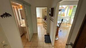 a hallway with a kitchen and a dining room at Nice Studio Apartment in Gumpoldskirchen