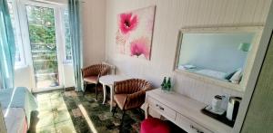 a room with a mirror and a table and chairs at Villa Justyna in Pobierowo +59 photos