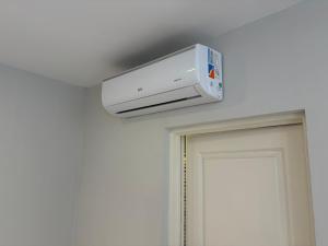a wall mounted air conditioner on a ceiling next to a door at Los Medanos 1 in Puerto Madryn