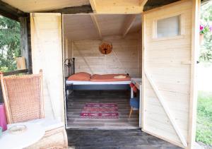 a bed in the inside of a wooden house at Cottage in Remízek in Havlíčkŭv Brod