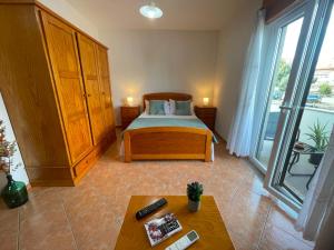 a bedroom with a bed and a large window at Apartamento Airoso em Miranda in Miranda do Douro