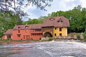 a house on the banks of a river at Celies Country Cottage in Blaru