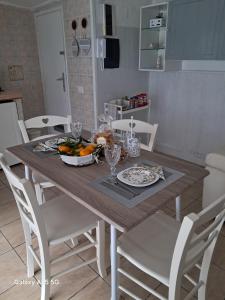 a wooden table with a bowl of fruit on it at Appartamento Catini 67 in Civitavecchia