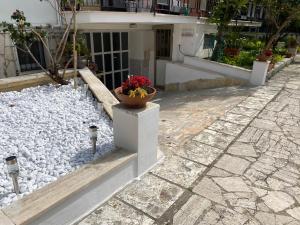 a pot of flowers sitting on a wall next to a building at Appartamento Catini 67 in Civitavecchia