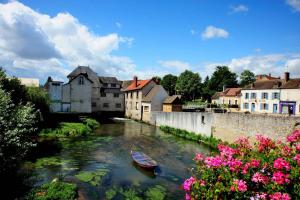 a boat in a river with houses and flowers at Le temps d'une pause -3- in Cepoy