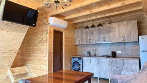 O bucătărie sau chicinetă la RONI House