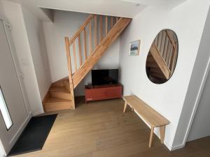 a stairway with a wooden bench and a mirror at Chtî arq in Arques-la-Bataille