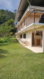 a house with a lawn in front of it at Recanto do majo in Petrópolis