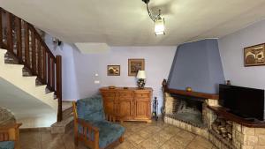 a living room with a fireplace and a tv at Casa Rural GABARDA in Aso de Sobremonte