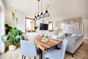a living room with a table and a couch at Ferienwohnung Nähe Dresden mit Pool & Spielplatz - FeWo "Waldblick" und "Gartenblick" an der Talsperre Malter in Dippoldiswalde