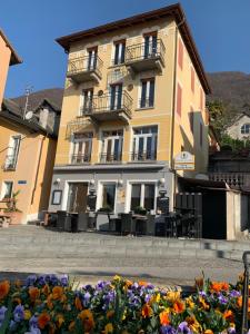 a building with a bunch of flowers in front of it at Ferienhaus, Rustico Auf Burg in Locarno