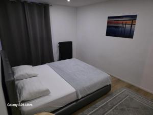 a bedroom with a bed and a painting on the wall at Fleurus House in Fleurus