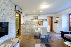 Η κουζίνα ή μικρή κουζίνα στο Apartment Mistral - Cosy Apartment with Sea view +29 φωτογραφίες
