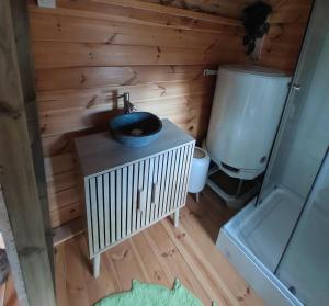 a small bathroom with a toilet and a sink at Auvergne Kota in Brugheas