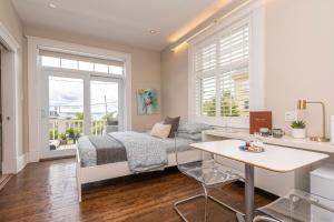 a bedroom with a bed and a desk and a table at Les Suites Du Vieux-Lévis - With AC and Parking in Lévis