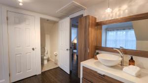 a bathroom with a bowl sink and a toilet at Les Suites Du Vieux-Lévis - With AC and Parking in Lévis