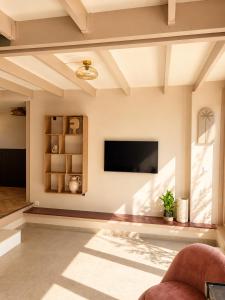 a living room with a tv and a couch at De Kustwacht in Warmenhuizen