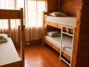 a room with two bunk beds in a cabin at Hotel Aguablanca in La Mesa