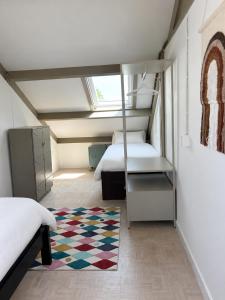a bedroom with a bunk bed and a rug at De Strandjutter in Warmenhuizen