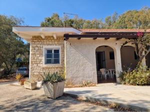 a small house with a porch and a patio at Villino Irmgard in Butera