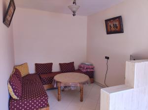 a living room with a couch and a table at Dar Pikhasa in Saïdia