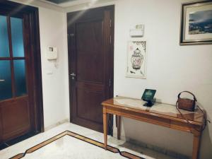 a room with a wooden desk and a door at belle appart de luxe CUN in Tunis