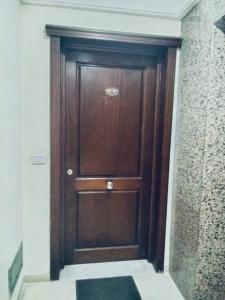 a wooden door in the corner of a room at belle appart de luxe CUN in Tunis