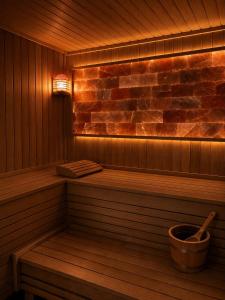 a wooden sauna with a wooden bucket in it at Hotel Paradise in Ognyanovo