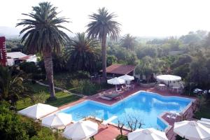 an overhead view of a swimming pool with umbrellas at Oasis Guesthouse in Chania