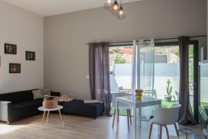 a living room with a couch and a table at Casa Sol location de vacances indépendante à Calvi moins de 2km plage in Calvi