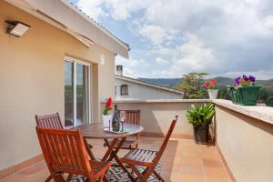 a patio with a table and chairs on a balcony at Casa ELPI in Guardiola