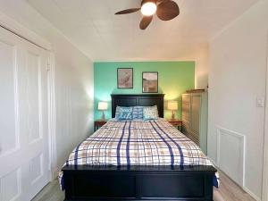 a bedroom with a bed and a ceiling fan at Summer Sale 1BR Big Kitchen by River and Trails in Bridgewater