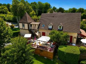 an aerial view of a house with a restaurant at La Bayardine in Sarlat-la-Canéda